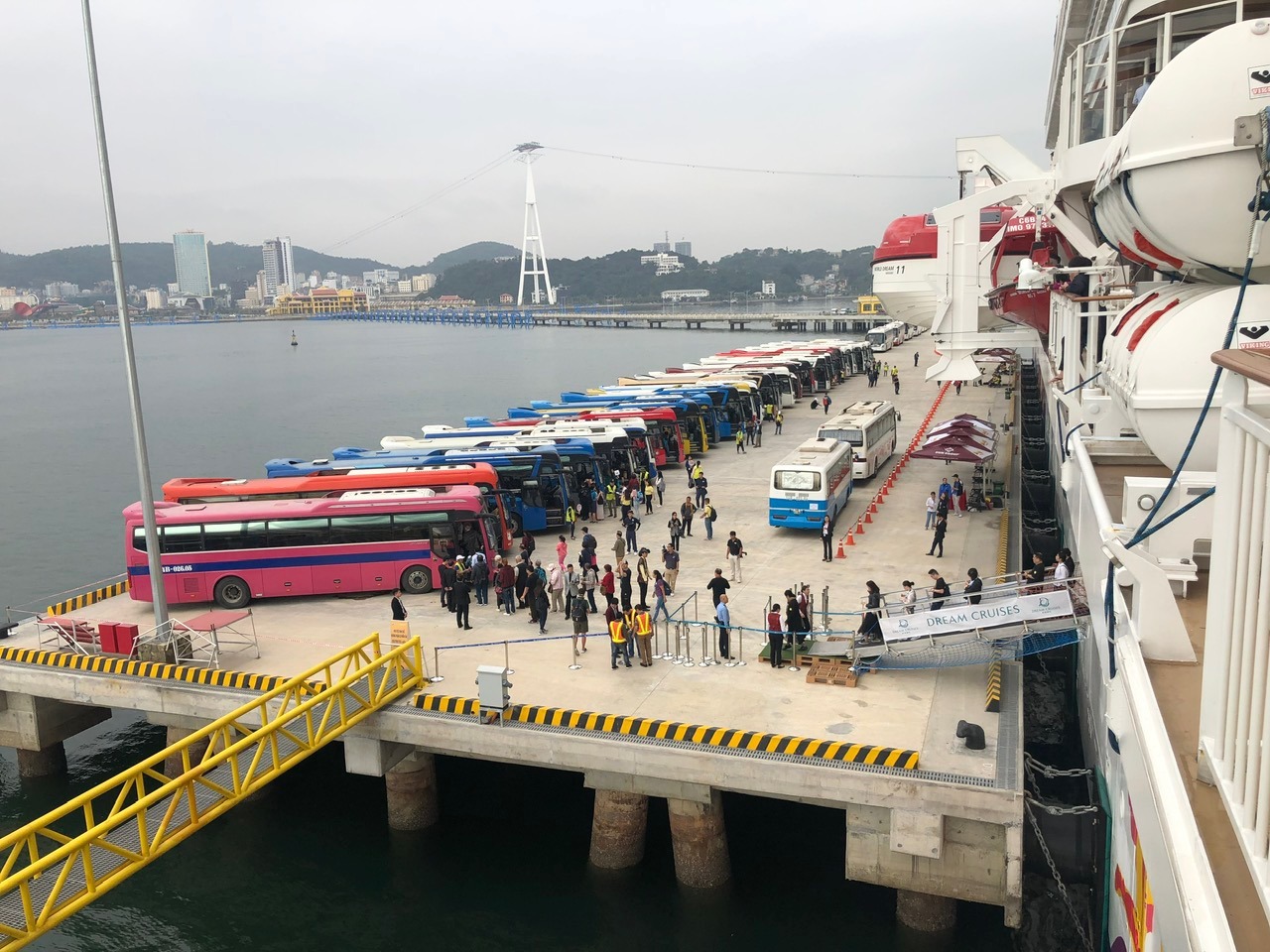 Tau bien cang chân mây lăng cô